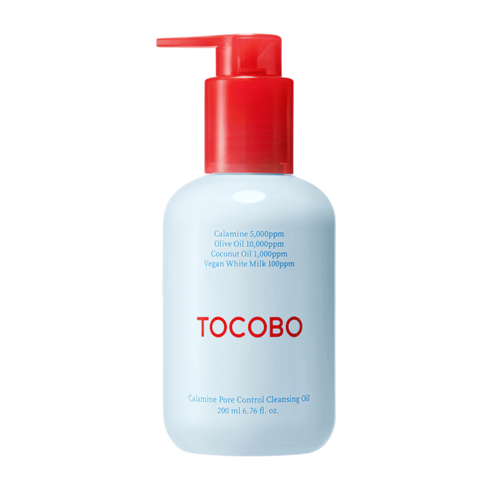 TOCOBO Calamine Pore Control Cleansing Oil z czerwoną pompką i niebieskim tekstem na jasnoniebieskiej butelce, pokazuje główne składniki i objętość 200 ml.