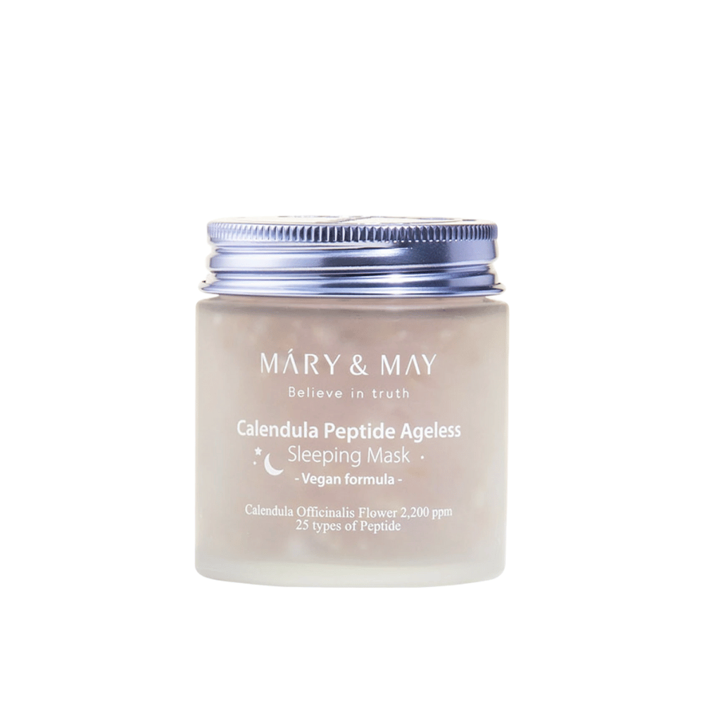 Słoik z MARY & MAY Calendula Peptide Ageless Sleeping Mask. Słoik ma srebrne wieczko i etykietę z napisem "Calendula Peptide Ageless Sleeping Mask" oraz "Vegan formula". Produkt zawiera nagietek i peptydy, aby nadać skórze młodzieńczy wygląd w nocy.
