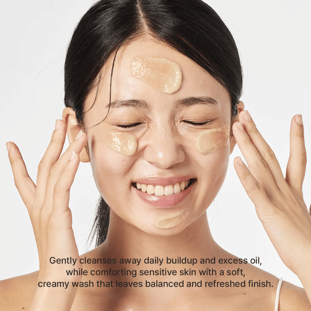 Kobieta nakłada Arencia Calendula Rice Mochi Cleanser – delikatny koreański środek czyszczący, który usuwa olej i zanieczyszczenia, pozostawiając skórę świeżą i zrównoważoną.