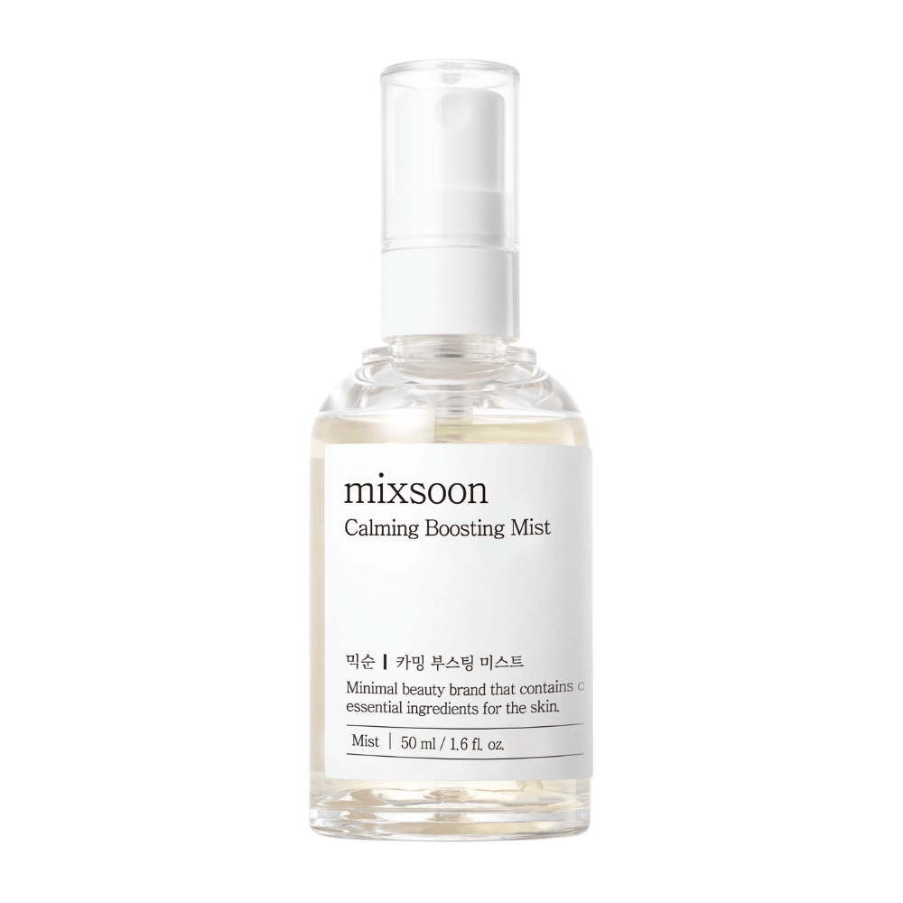 Przezroczysta butelka z rozpylaczem z Mixsoon Calming Boosting Mist. Butelka jest oznaczona prostą, białą etykietą, która pokazuje nazwę produktu i opisuje zawartość jako niezbędne składniki dla skóry, w minimalistycznym stylu.
