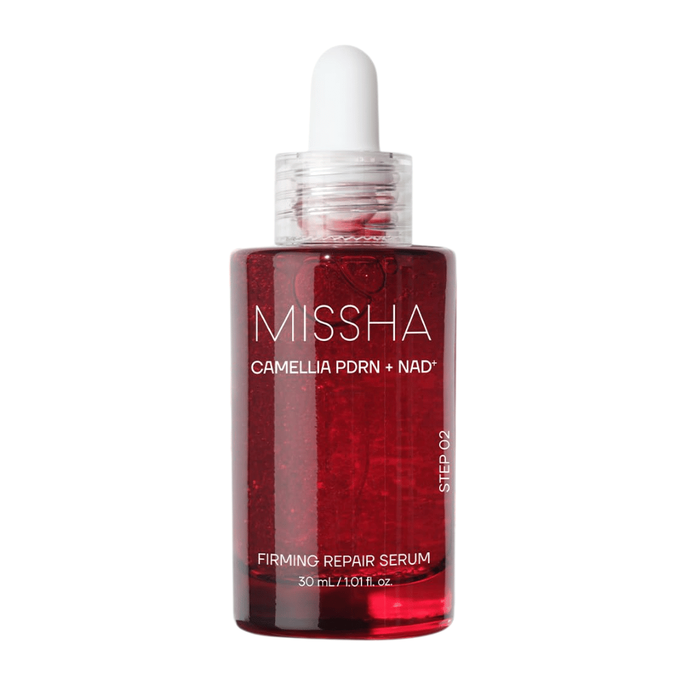 7. MISSHA Camellia PDRN NAD+ Firming Repair Serum 30 ml – czerwona szklana butelka z pipetą i widocznymi czerwonymi kapsułkami na białym tle