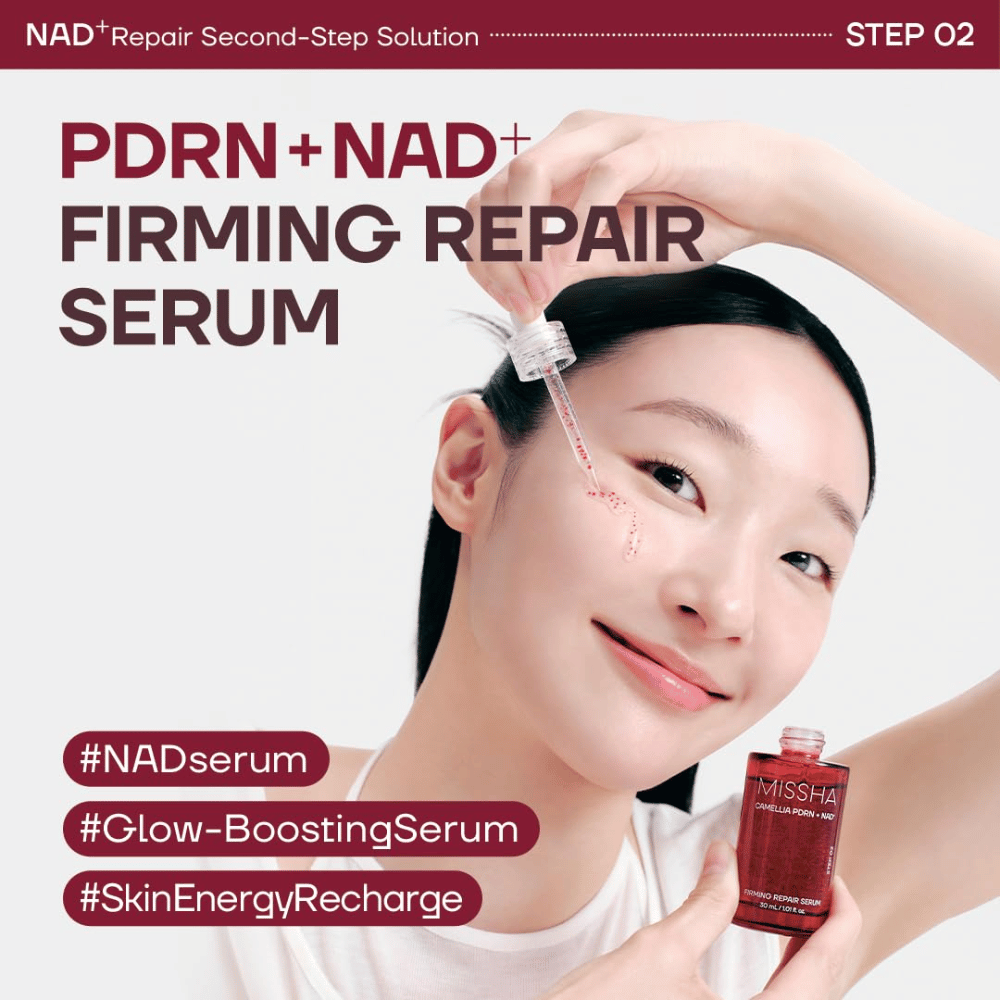 6. MISSHA Camellia PDRN NAD+ Firming Repair Serum – modelka nakłada nawilżające serum pipetą na policzek dla promiennej skóry