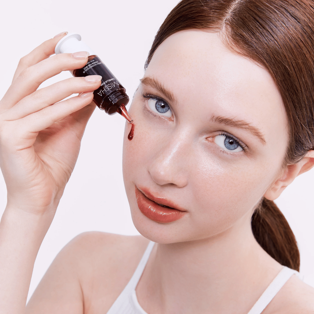 5. MISSHA Camellia PDRN NAD+ High-Potency Acid 25 Renew Peel Shot – peeling do twarzy z czerwoną formułą nakładany na skórę