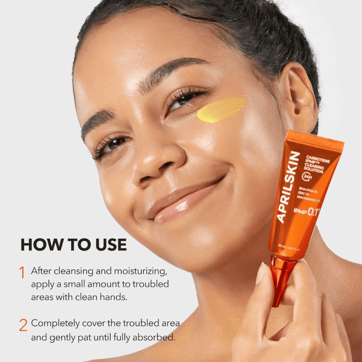 Model pokazuje, jak APRILSKIN Carrotene IPMP Clearing Solution stosuje się na problematyczne obszary na trądzik, zaskórniki i stany zapalne