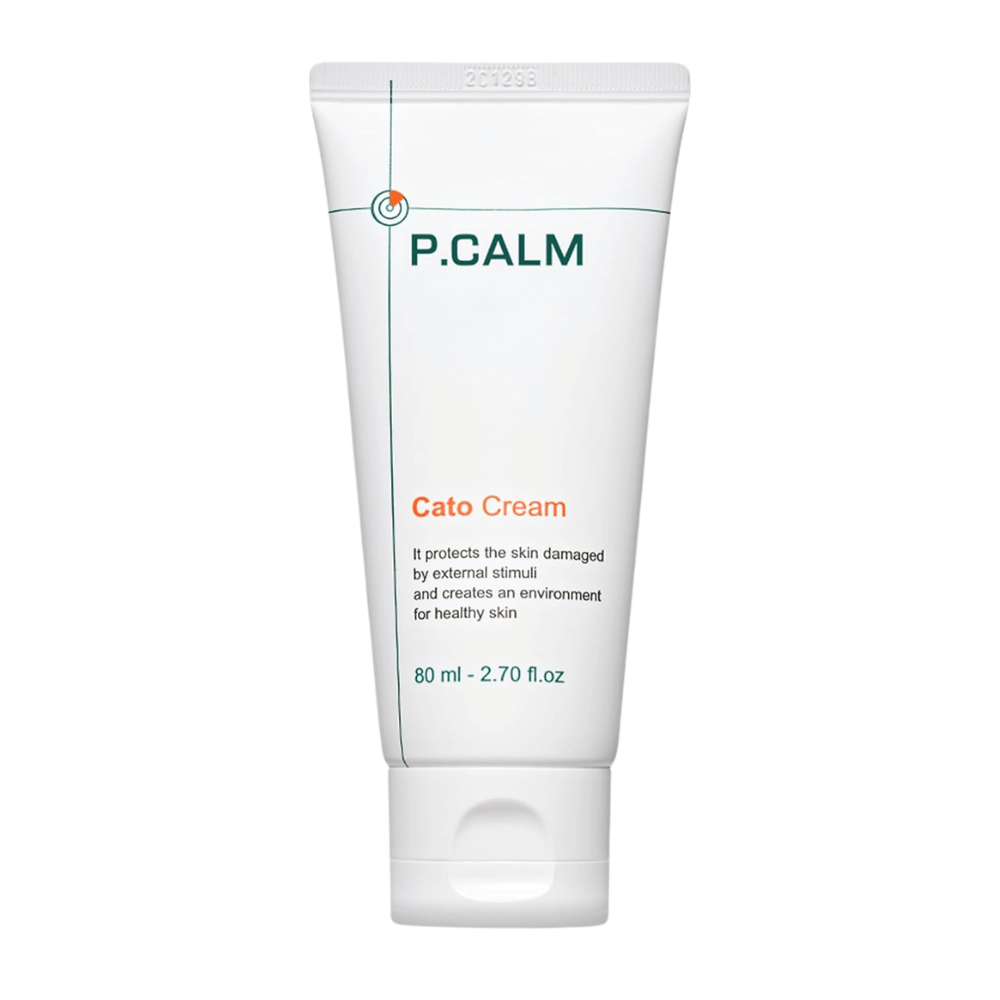 Wyizolowane zdjęcie produktu P.CALM Cato Cream na jasnym tle. Minimalistyczny design tubki podkreśla czysty i kojący profil produktu do pielęgnacji skóry wrażliwej.