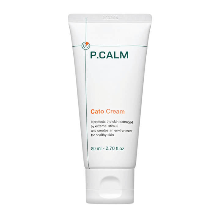 Wyizolowane zdjęcie produktu P.CALM Cato Cream na jasnym tle. Minimalistyczny design tubki podkreśla czysty i kojący profil produktu do pielęgnacji skóry wrażliwej.