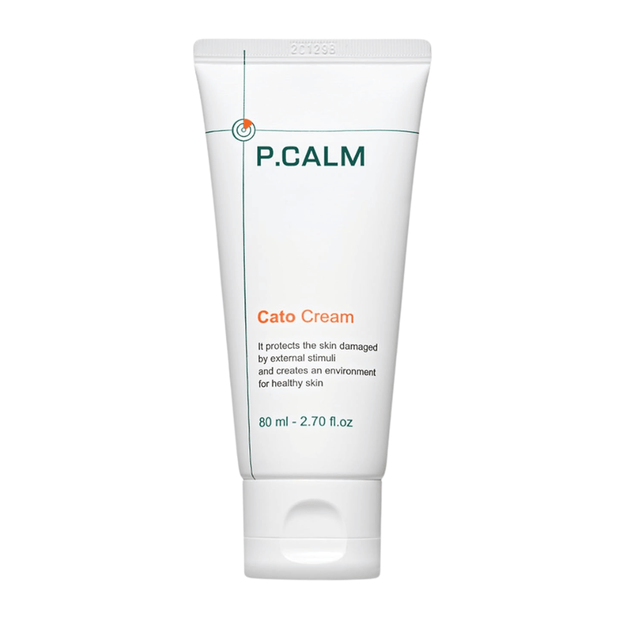 Wyizolowane zdjęcie produktu P.CALM Cato Cream na jasnym tle. Minimalistyczny design tubki podkreśla czysty i kojący profil produktu do pielęgnacji skóry wrażliwej.
