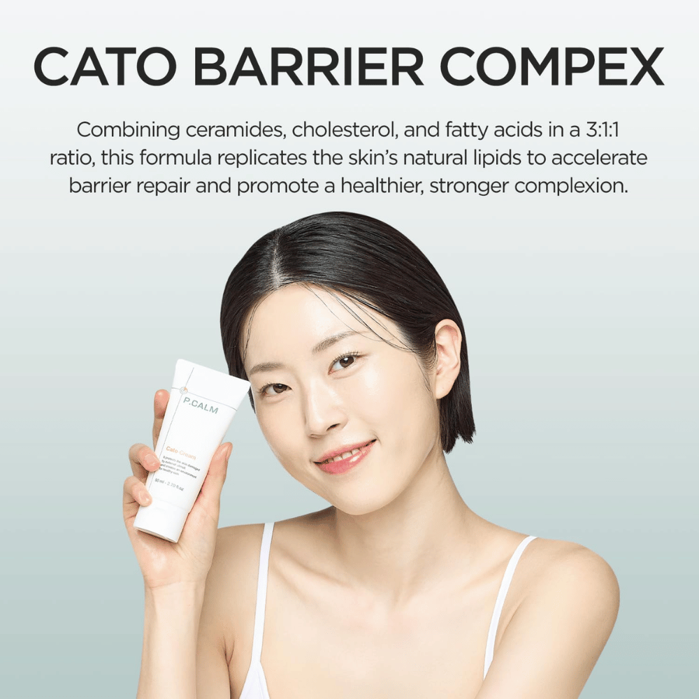 Modelka trzyma P.CALM Cato Cream przed twarzą wraz z informacją o „Cato Barrier Complex”, który łączy ceramidy, cholesterol i kwasy tłuszczowe, aby wzmocnić barierę skórną.