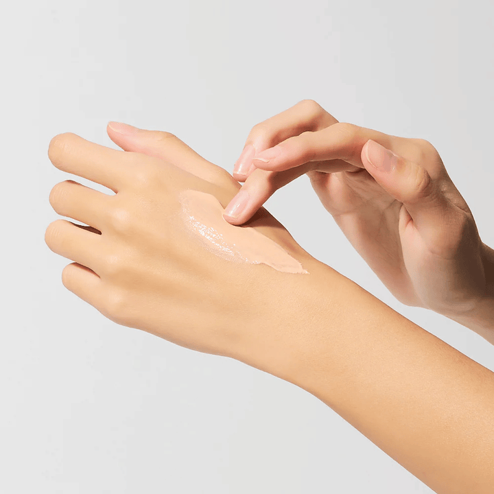 Aplikacja Dr.Melaxin Cemenrete Eye Cream na rękę, kremowy krem pod oczy z wapniem i elastyną, który szybko się wchłania i zapewnia intensywne nawilżenie.