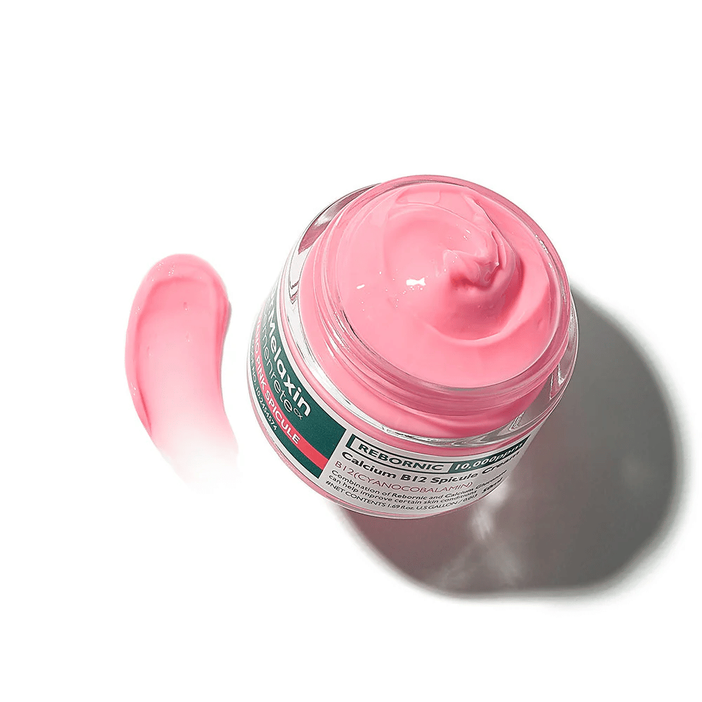 Dr. Melaxin Cemenrete Cyano Pink Spicule Cream z różową kremową teksturą, która nawilża, wzmacnia barierę skórną i poprawia blask skóry.