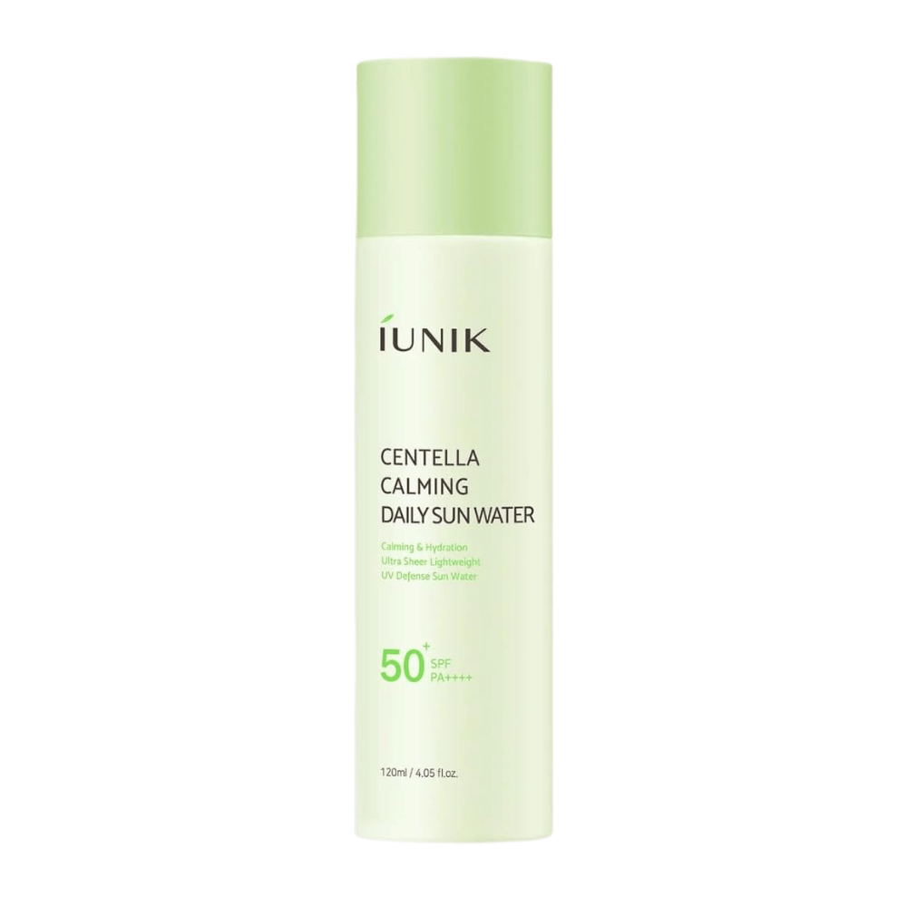4. iUNIK Centella Calming Daily Sun Water SPF50+ PA++++ 120 ml – lekki krem przeciwsłoneczny do twarzy z centella asiatica w jasnozielonej butelce na białym tle