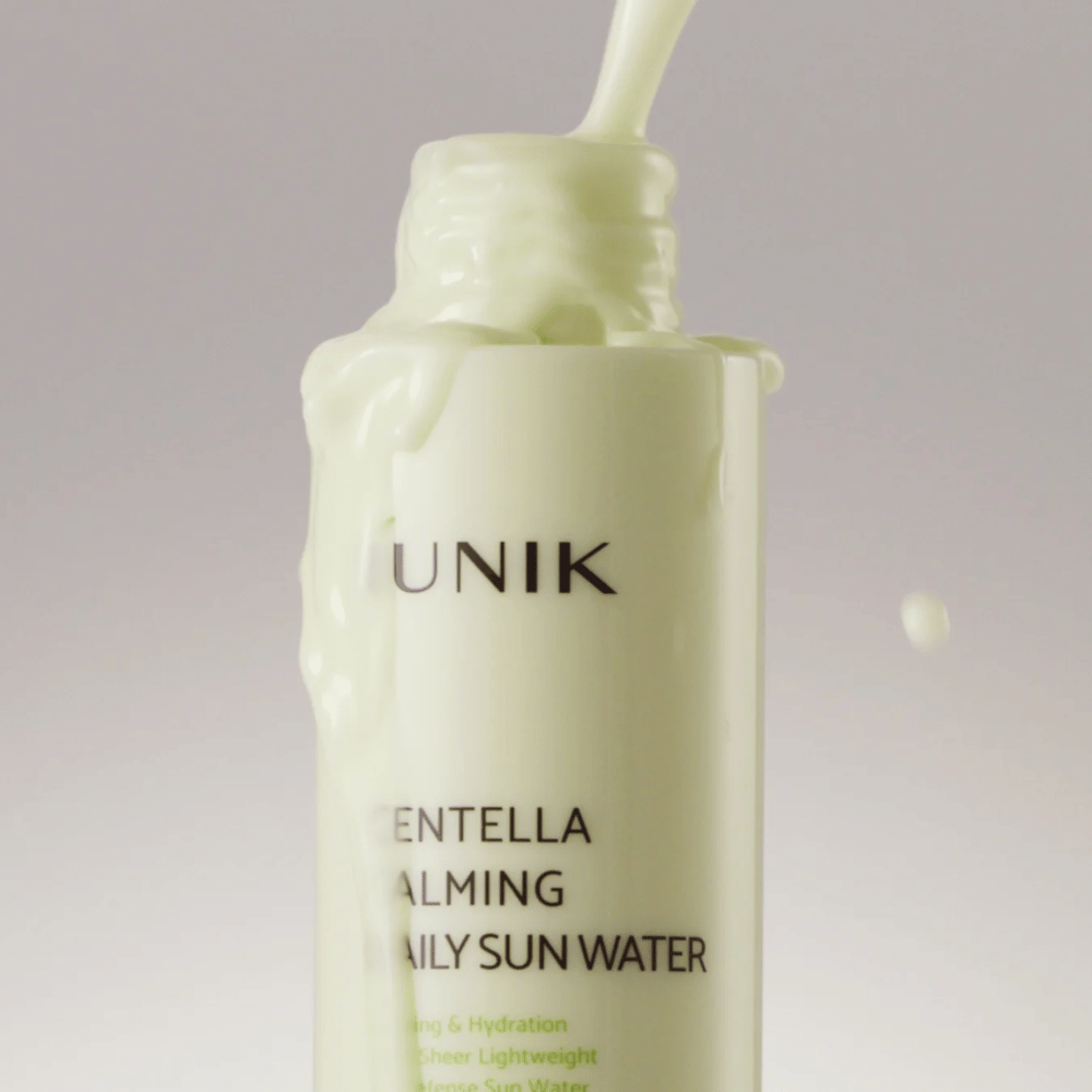 3. iUNIK Centella Calming Daily Sun Water – zbliżenie lekkiej, kremowej konsystencji kojącego i nawilżającego kremu przeciwsłonecznego