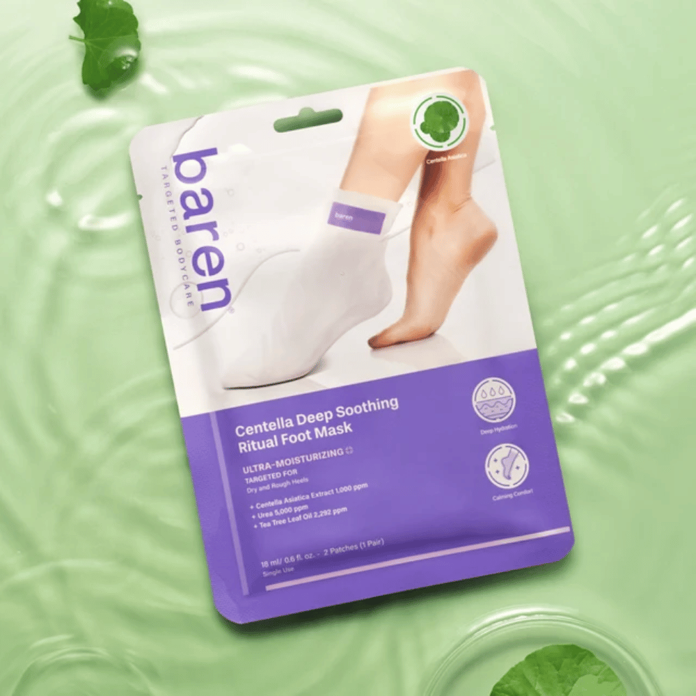 8. Baren Centella Deep Soothing Ritual Foot Mask – opakowanie kojącej maski do stóp na zielonym tle z wodą i liśćmi wąkroty