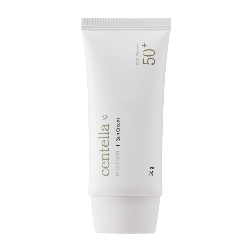 Biała tubka z Centella Sun Cream SPF 50+ PA++++. Tubka jest prosta z zielonymi detalami tekstowymi, które zawierają markę i informacje o produkcie. Opakowanie zawiera 50 g kremu przeciwsłonecznego.