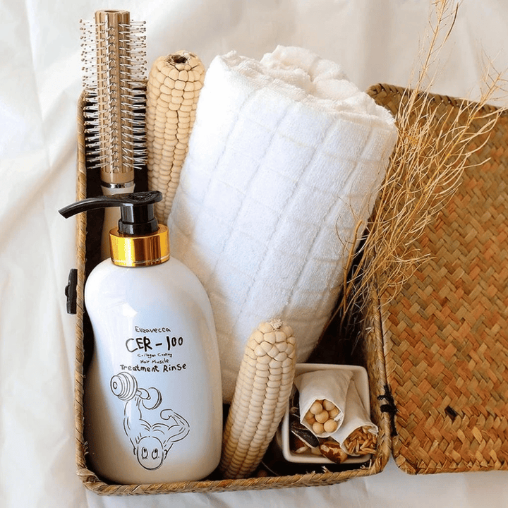 Elizavecca CER-100 Treatment Rinse – wzmacniający balsam kolagenowy do puszących się i chemicznie traktowanych włosów w naturalnym środowisku łazienkowym