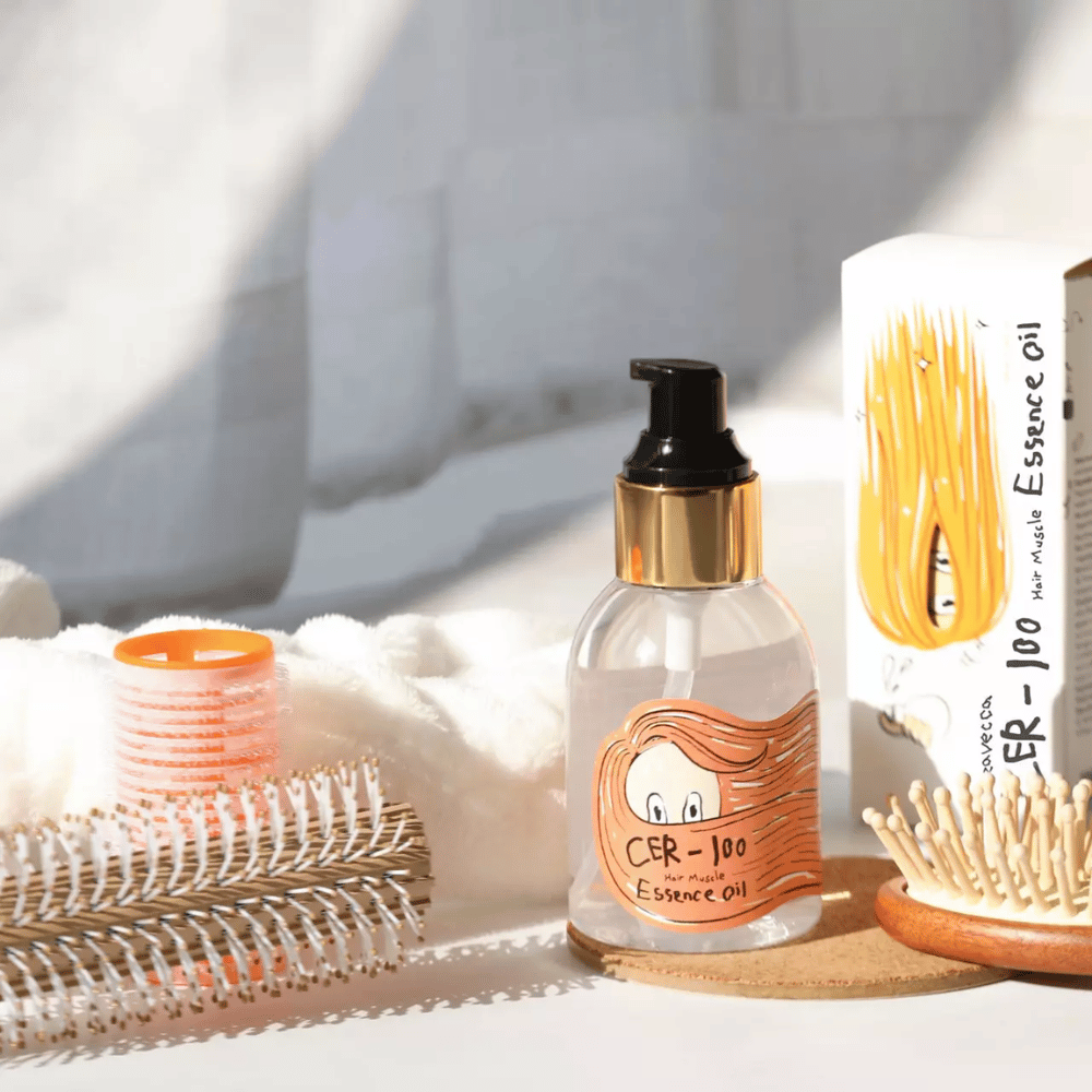 Elizavecca CER-100 Hair Muscle Essence Oil stylizacja – nawilżający olejek do włosów, który pomaga zmniejszyć puszenie się, nadaje blask i chroni włosy podczas stylizacji.