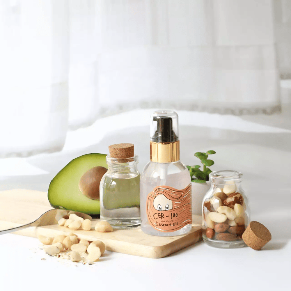 Elizavecca CER-100 Hair Muscle Essence Oil – koreański olejek do włosów z awokado i naturalnymi olejami, który pomaga nawilżyć, wzmocnić i nadać blask suchym i zniszczonym włosom.