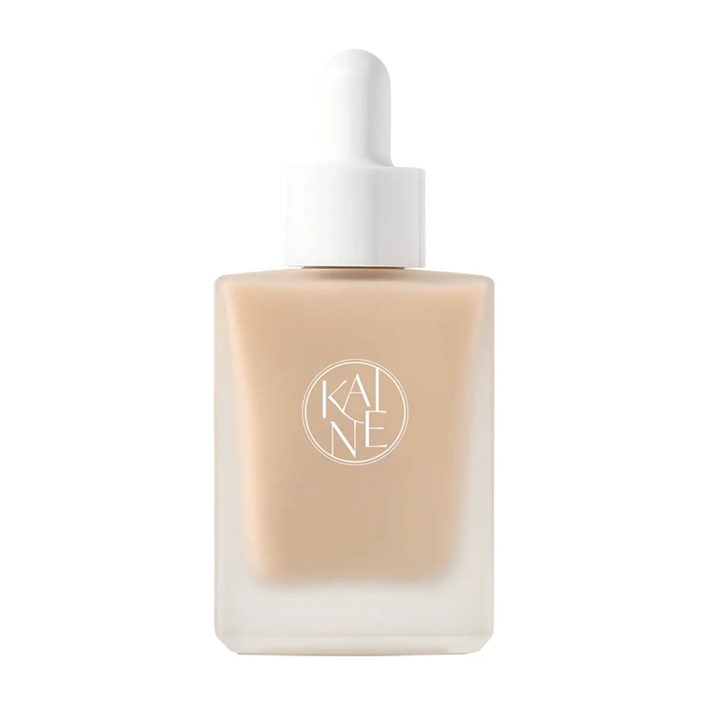 KANE Chaga Collagen Charging Serum w eleganckiej, matowej szklanej butelce z białą pipetą. Nawilżające serum wzbogacone kolagenem i ekstraktem z chagi dla jędrniejszej skóry.