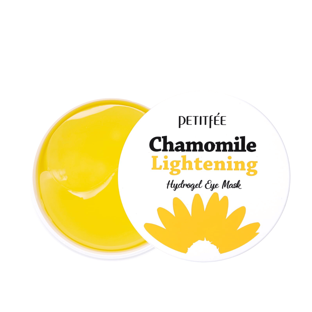 Wyizolowane zdjęcie produktu PETITFEE Chamomile Lightening Hydrogel Eye Mask z otwartym słoiczkiem ukazującym żółte płatki hydrożelowe oraz stylowe białe opakowanie.