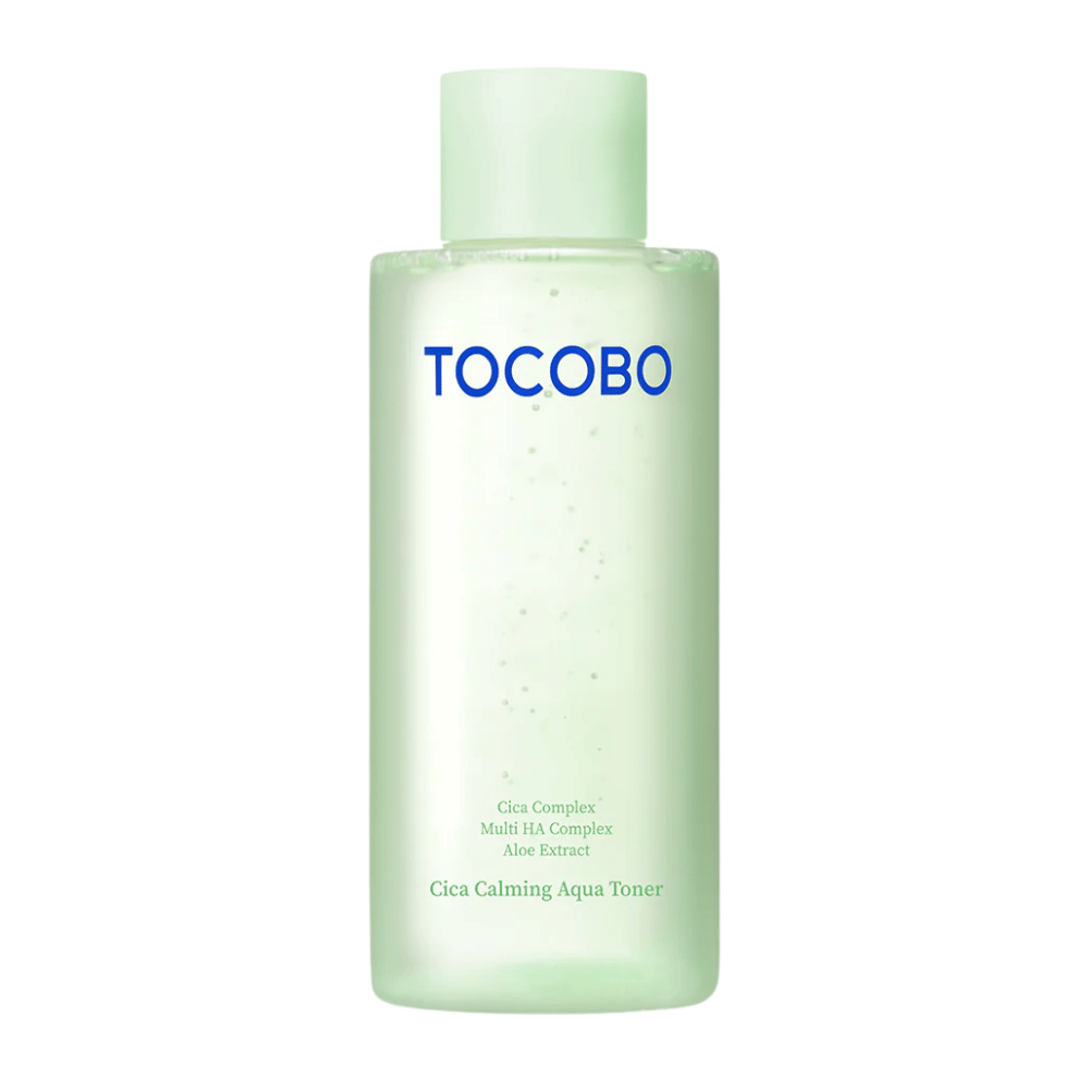 Wycięte zdjęcie produktu TOCOBO Cica Calming Aqua Toner z minimalistycznym jasnozielonym designem, który podkreśla czyste i kojące odczucie produktu.