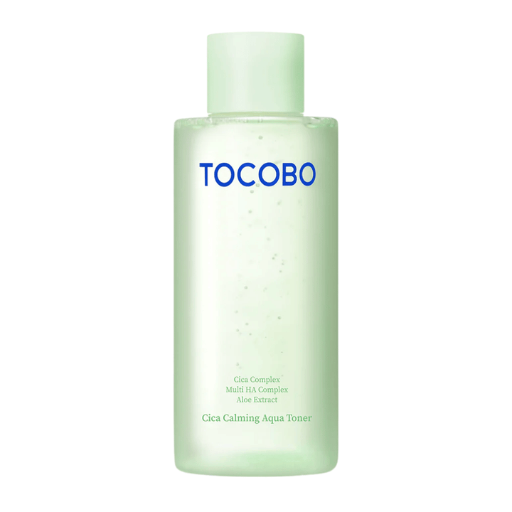 Wycięte zdjęcie produktu TOCOBO Cica Calming Aqua Toner z minimalistycznym jasnozielonym designem, który podkreśla czyste i kojące odczucie produktu.