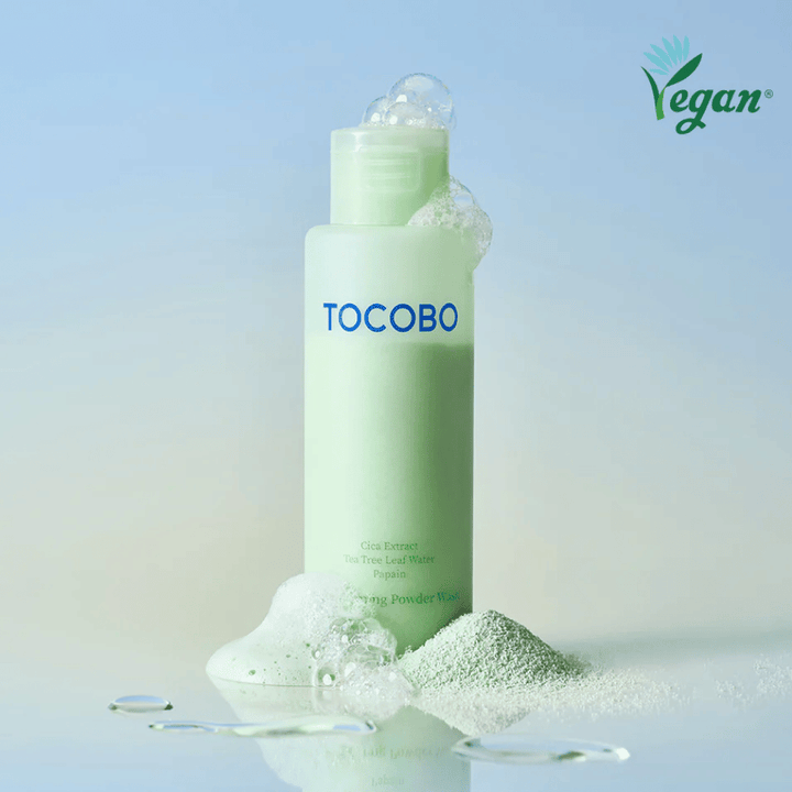 TOCOBO Cica Calming Powder Wash który lekko się pieni i usuwa zanieczyszczenia, jednocześnie kojąc skórę.