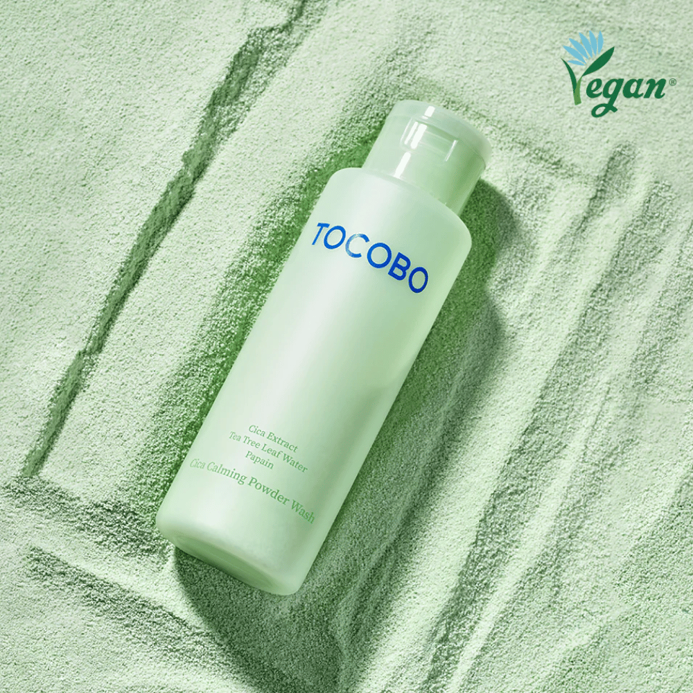 TOCOBO Cica Calming Powder Wash z cicą i tea tree, który oczyszcza, koi i równoważy wrażliwą skórę.