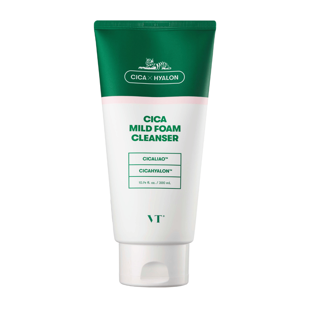 VT Cica Mild Foam Cleanser w zielonej i białej tubie na białym tle. Opakowanie pokazuje składniki CICALIAO™ i CICAHYALON™, a produkt zawiera 300 ml.