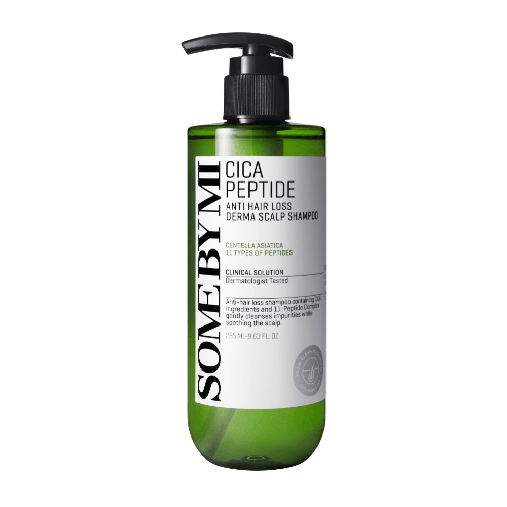 SOME BY MI Cica Peptide Anti Hair Loss Derma Scalp Shampoo w zielonej plastikowej butelce z czarną pompką i białą etykietą z czarnym tekstem.