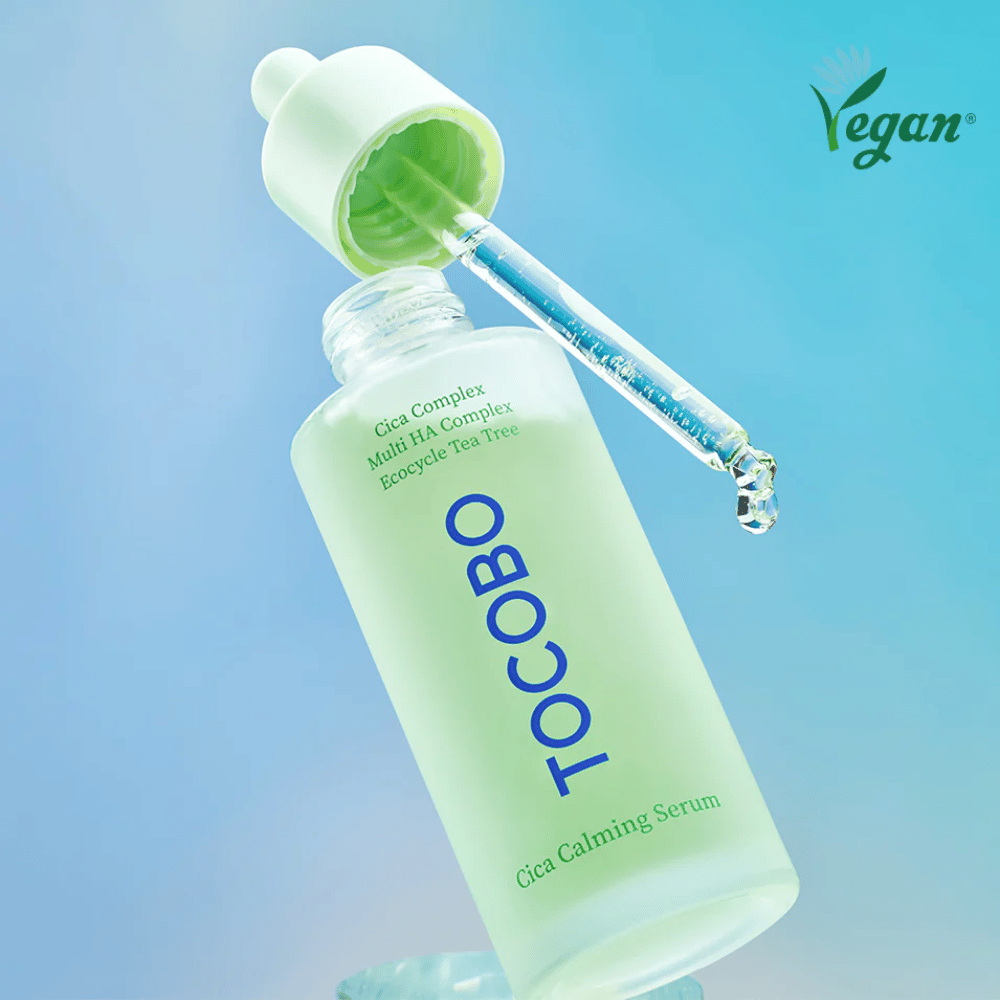 TOCOBO Cica Calming Serum z pipetą na niebieskim tle, łatwo wchłaniające się K-beauty serum, które wzmacnia barierę skórną i nadaje się do skóry wrażliwej, tłustej i podatnej na trądzik.
