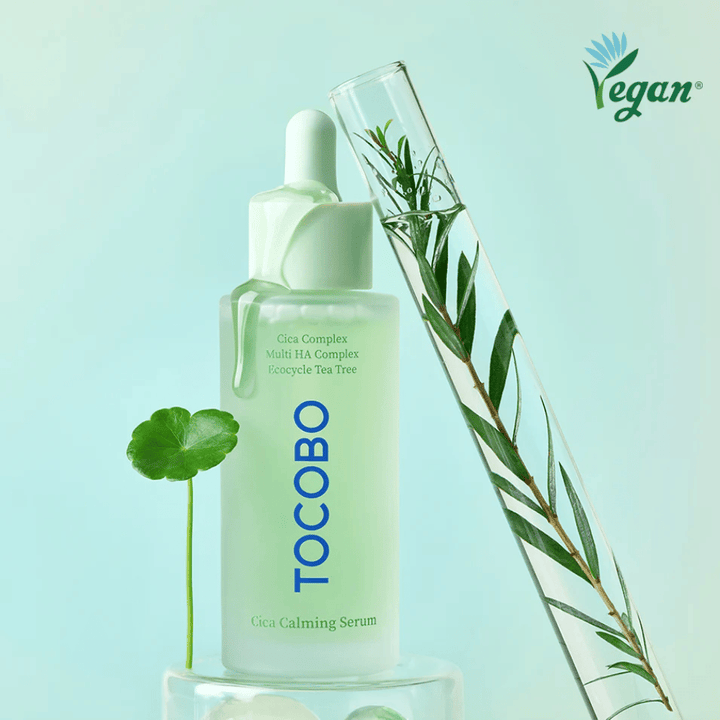 TOCOBO Cica Calming Serum razem z liśćmi cica i tea tree, wegańskie koreańskie serum, które łagodzi zaczerwienienia, głęboko nawilża i równoważy skórę.