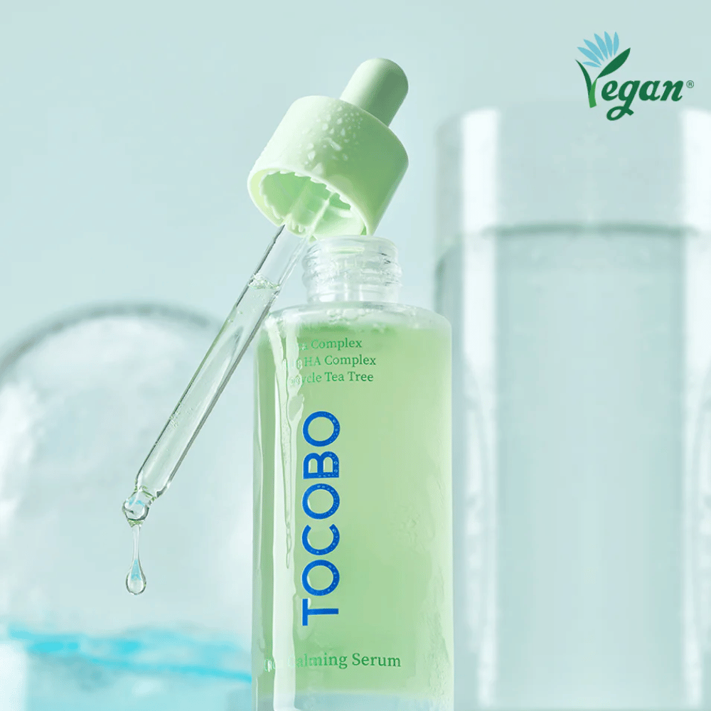 Zbliżenie na TOCOBO Cica Calming Serum z pipetą i kroplami, nawilżające i łagodzące serum do twarzy z cica, kompleksem multi HA i tea tree dla skóry wrażliwej.