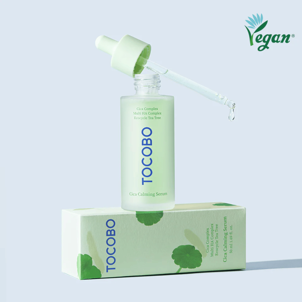 TOCOBO Cica Calming Serum umieszczony na opakowaniu produktu z pipetą, lekkie i łagodzące K-beauty serum dla podrażnionej i skłonnej do trądziku skóry, wegańska formuła z kompleksem cica.