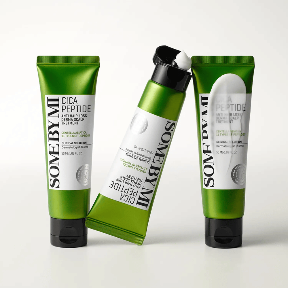 Trzy tuby SOME BY MI Cica Peptide Anti Hair Loss Derma Scalp Treatment w zielonym i białym kolorze, z których jedna jest otwarta z widocznym białym kremem.