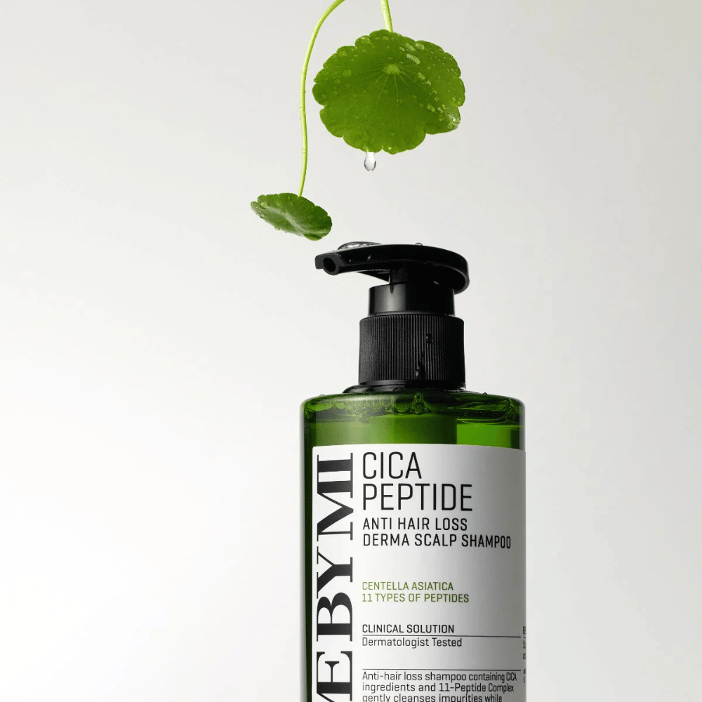 Butelka z SOME BY MI Cica Peptide Anti Hair Loss Derma Scalp Shampoo w zielonym kolorze z czarną pompką i białą etykietą, otoczona liśćmi centelli i kroplą wody.