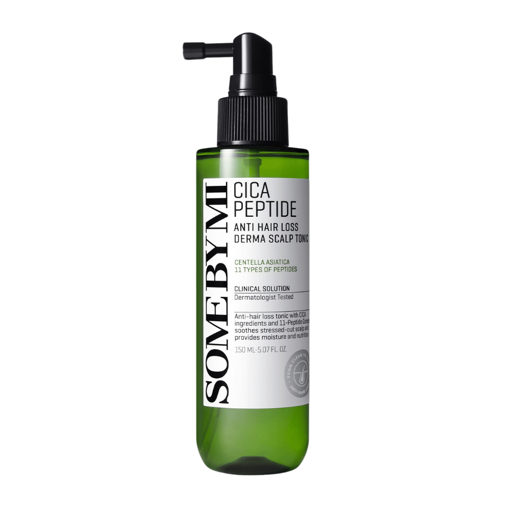 SOME BY MI Cica Peptide Anti Hair Loss Derma Scalp Tonic w zielonej butelce z czarną dyszą natryskową i białą etykietą, pokazana na białym tle.
