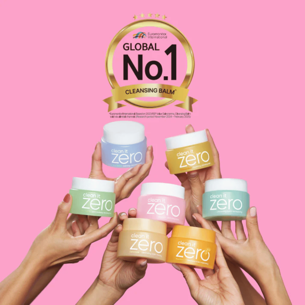 Clean It Zero balsamy do oczyszczania w różnych wariantach trzymane razem z oznaczeniem Global No.1 Cleansing Balm, popularne koreańskie oczyszczanie dla wszystkich typów skóry.