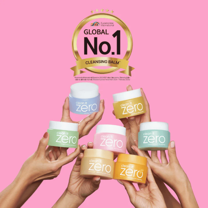 Clean It Zero balsamy do oczyszczania w różnych wariantach trzymane razem z oznaczeniem Global No.1 Cleansing Balm, popularne koreańskie oczyszczanie dla wszystkich typów skóry.