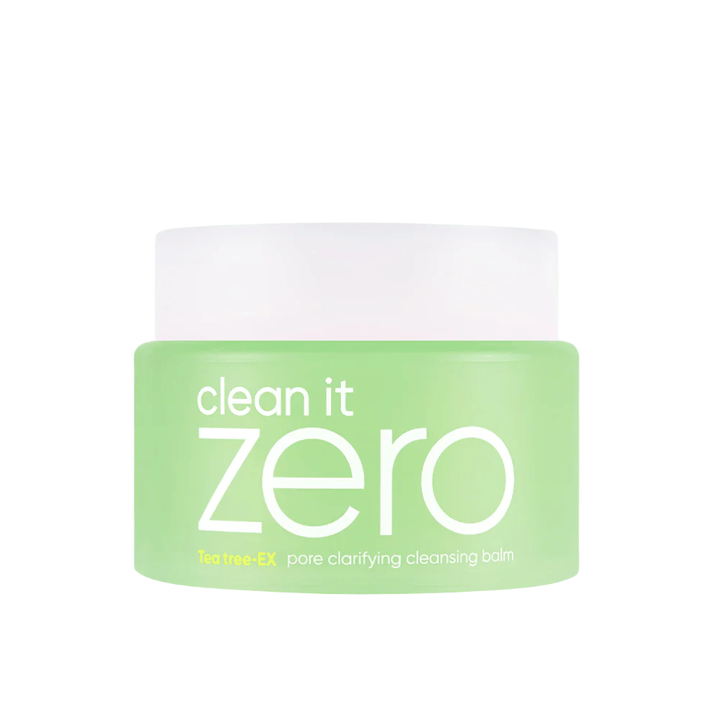 Clean It Zero Tea Tree-EX Pore Clarifying Cleansing Balm w zielonym słoiku na białym tle, stworzony dla skóry tłustej i mieszanej, która potrzebuje równoważącego i oczyszczającego pory.