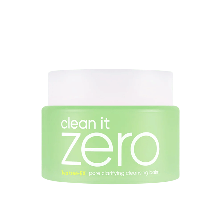 Clean It Zero Tea Tree-EX Pore Clarifying Cleansing Balm w zielonym słoiku na białym tle, stworzony dla skóry tłustej i mieszanej, która potrzebuje równoważącego i oczyszczającego pory.