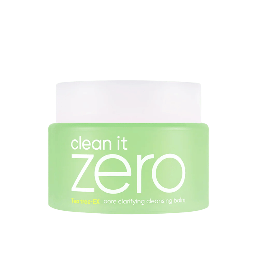 Clean It Zero Tea Tree-EX Pore Clarifying Cleansing Balm w zielonym słoiku na białym tle, stworzony dla skóry tłustej i mieszanej, która potrzebuje równoważącego i oczyszczającego pory.