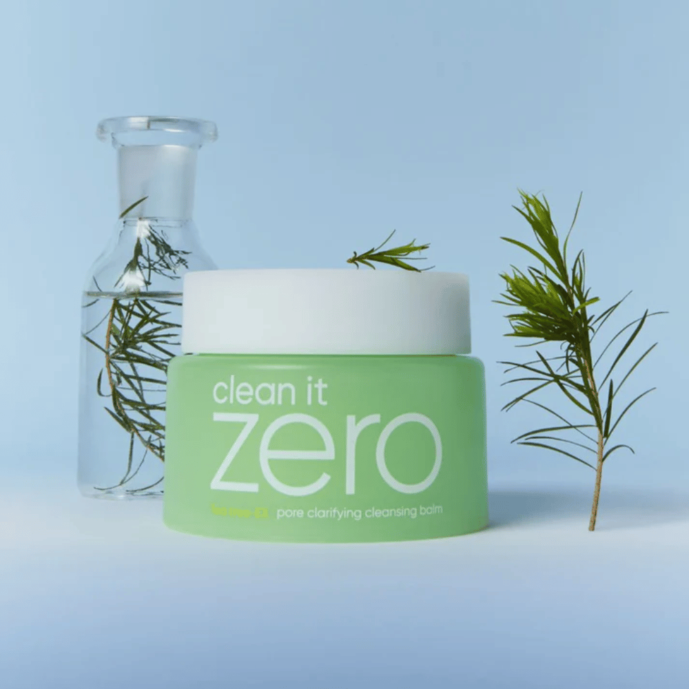 Zdjęcie produktu Clean It Zero Pore Clarifying Cleansing Balm inspirowane tea tree, balsam oczyszczający, który rozpuszcza makijaż i zanieczyszczenia, jednocześnie delikatnie oczyszczając pory.