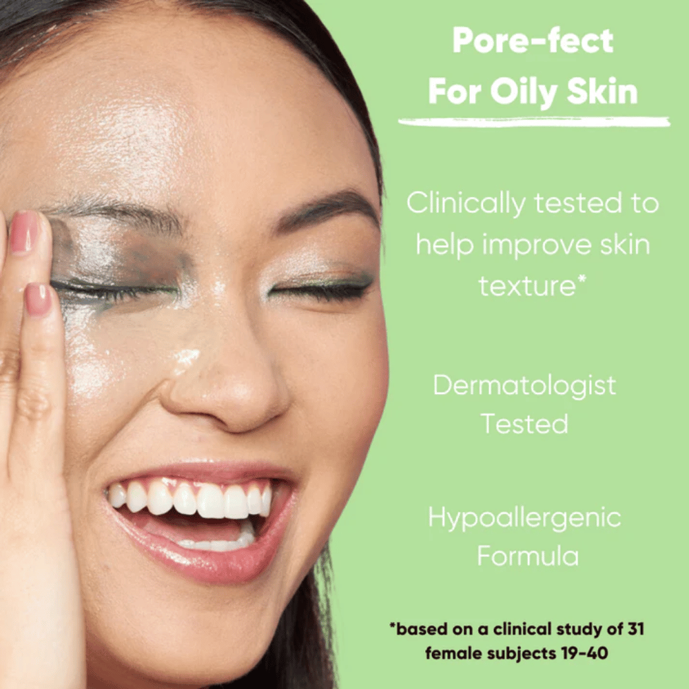 Modelka z odświeżoną skórą pokazująca efekt Clean It Zero Pore Clarifying Cleansing Balm, klinicznie przetestowana i hipoalergiczna formuła, która poprawia strukturę skóry i jest odpowiednia dla skóry tłustej.