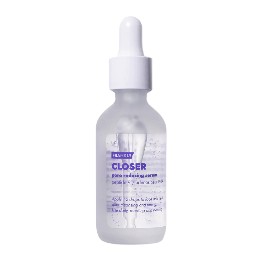 Zdjęcie produktu FRANKLY Closer Pore Reducing Serum w szklanej butelce z pipetą. Serum, które udoskonala pory i zapewnia jędrniejszą, jaśniejszą skórę.