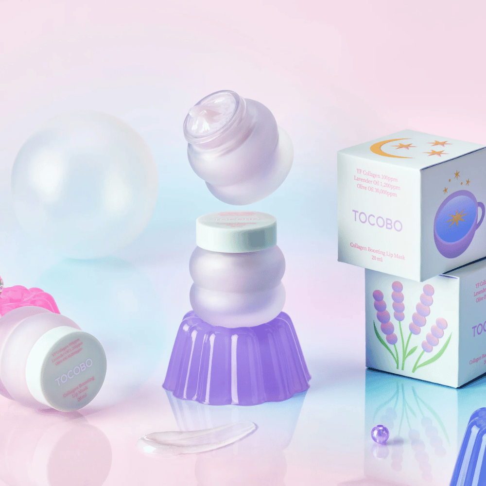 Kilka słoików TOCOBO Collagen Boosting Lip Mask z fantazyjnym tłem w pastelowych kolorach.