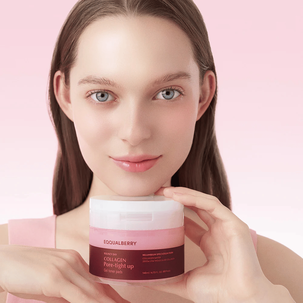 Kobieta trzyma słoik Collagen Pore-Tight Up Gel Toner Pads, na różowym tle i z uśmiechem. Słoik jest oznaczony nazwą produktu i zawiera płatki tonizujące, aby poprawić jędrność skóry i zmniejszyć wielkość porów.