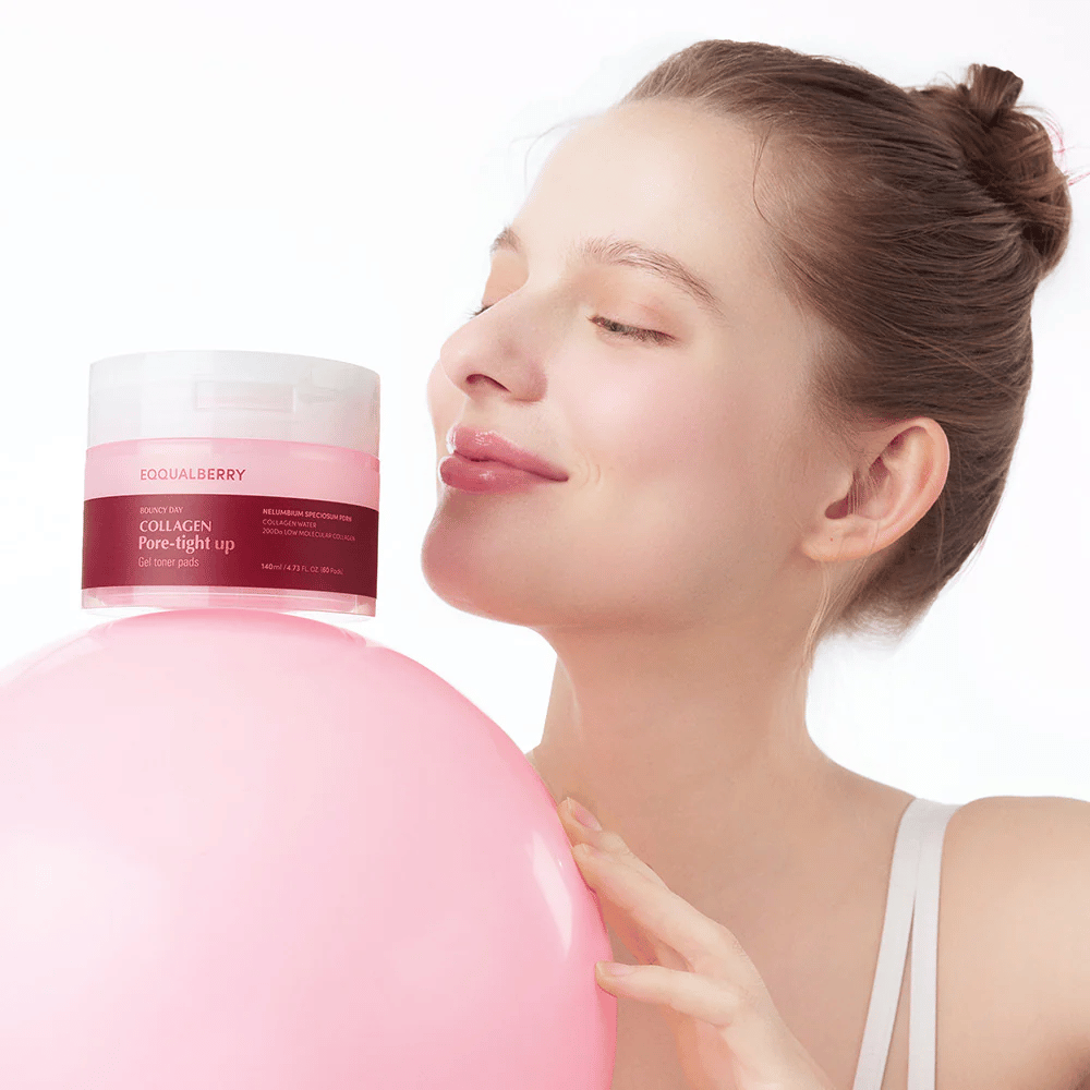 Kobieta stoi z różową piłką i słoikiem Collagen Pore-Tight Up Gel Toner Pads, uśmiechając się i trzymając słoik blisko twarzy. Słoik jest oznaczony nazwą produktu i zawiera płatki tonizujące, które pomagają ujędrnić skórę i zmniejszyć wielkość porów.