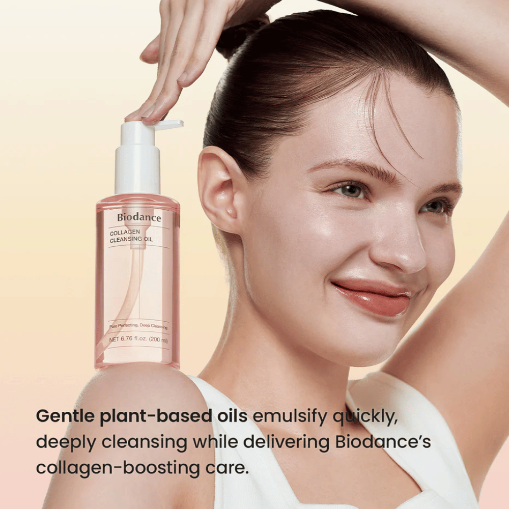 Uśmiechnięta kobieta z lśniącą skórą używa Biodance Collagen Cleansing Oil. Produkt jest wyraźnie widoczny z tekstem o olejach roślinnych i oczyszczaniu wspierającym kolagen.