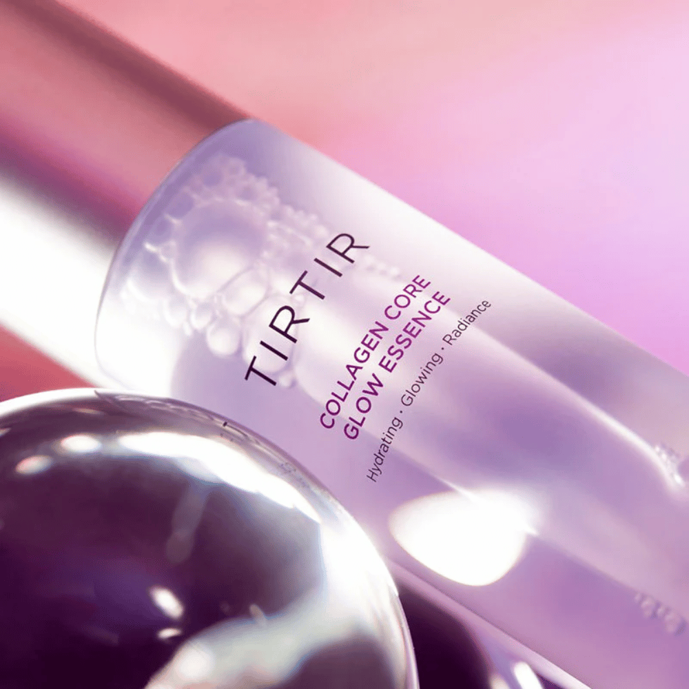 Zbliżenie na TIRTIR Collagen Core Glow Essence – rozświetlająca esencja w eleganckiej fioletowej butelce, koncentrująca się na nawilżeniu i naturalnym blasku skóry.