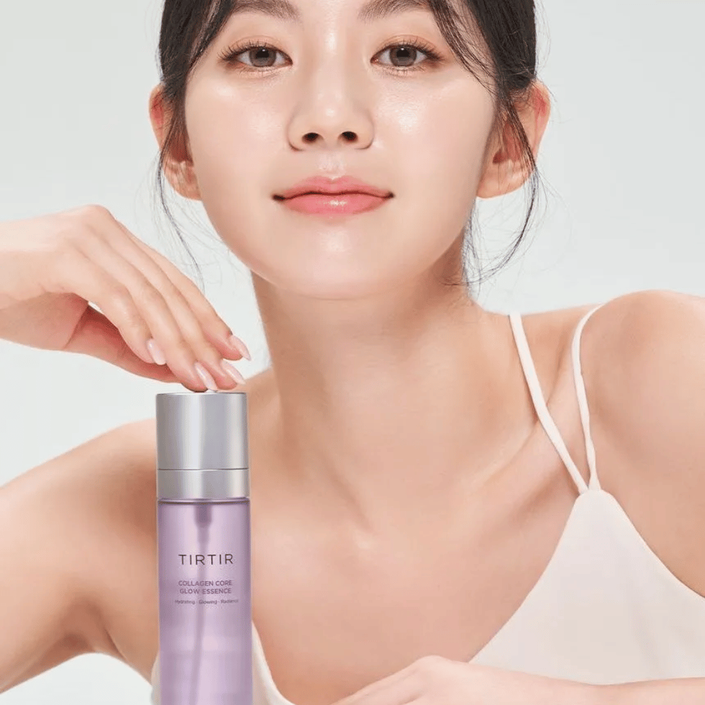 Kobieta z promienną cerą pozuje z TIRTIR Collagen Core Glow Essence – rozświetlająca esencja dla jędrniejszej i nawilżonej skóry.